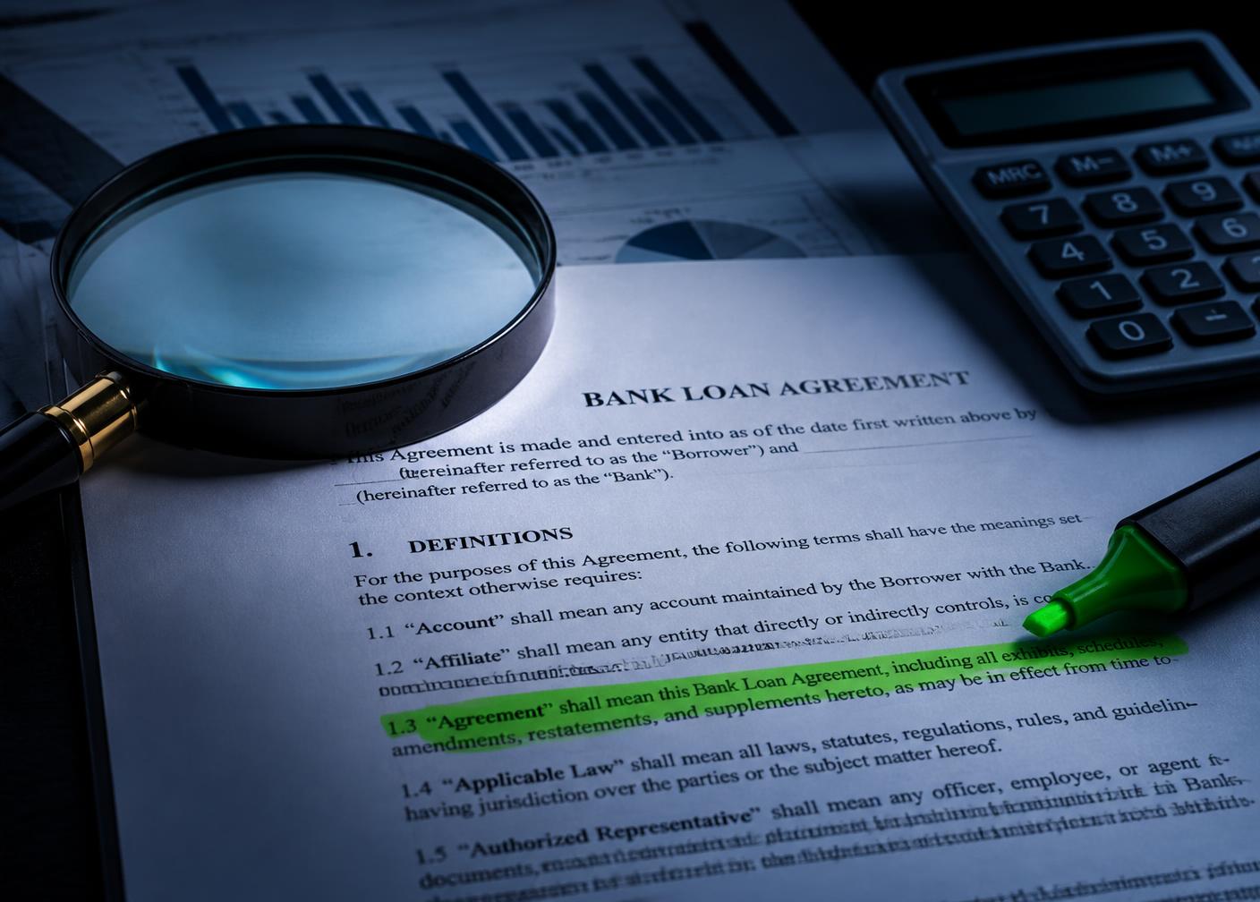 Cláusulas de contrato bancário sendo analisadas com lupa, calculadora e gráficos financeiros